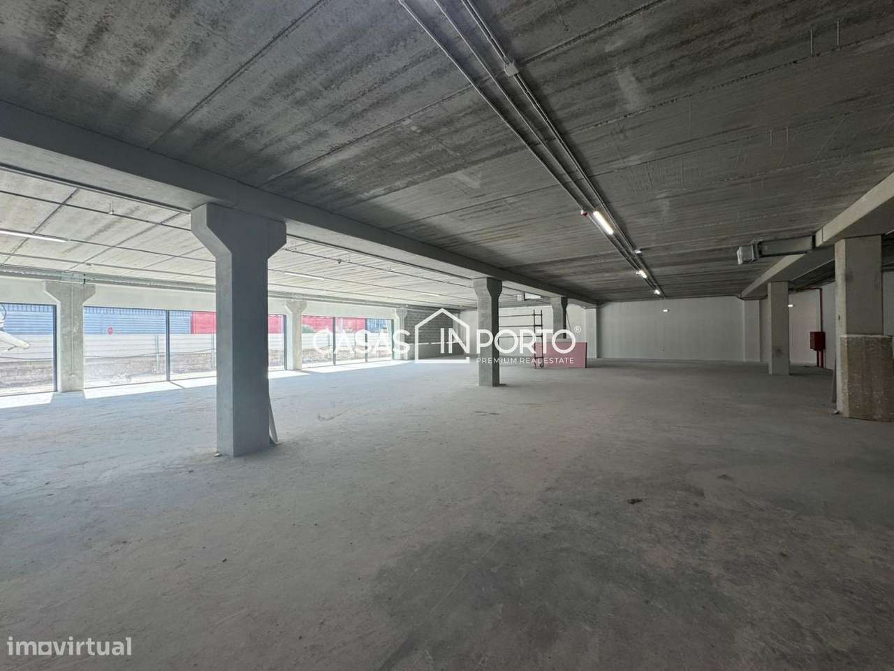 Pavilhão / Armazém de Comércio e Serviços em Esgueira, Aveiro - Grande imagem: 4/14