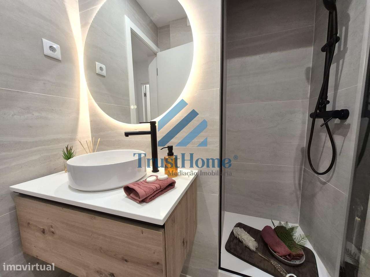 T2 Totalmente Remodelado c/ arrecadação 27m2 Benfica Lisboa-20