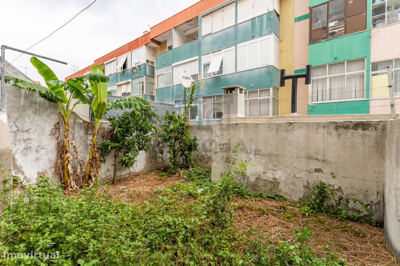 APARTAMENTO T2 (R/C) + POTENCIAL T0 INDEPENDENTE (CV) + QUINTAL-26