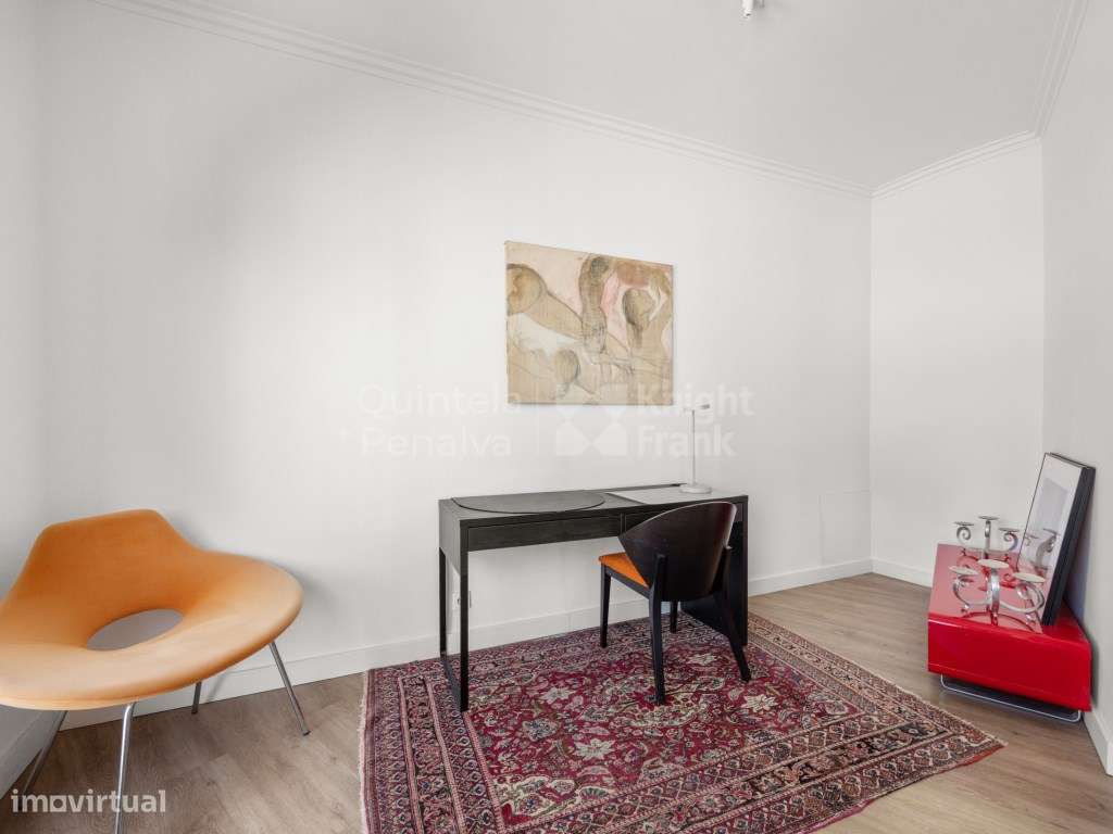 Apartamento T2 renovado com varanda em Arroios-9