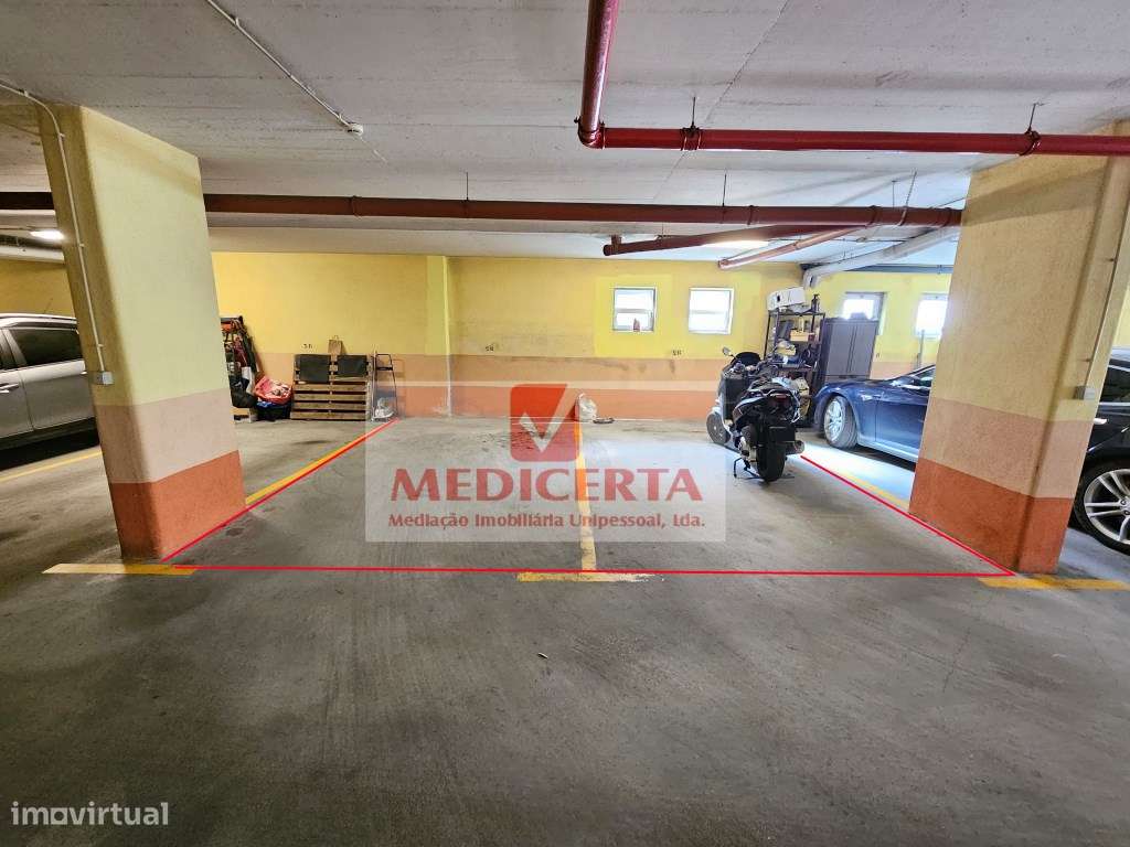 Amadora (Casas do Lago) T4 (2 Parqueamentos + Arrecadação)-25