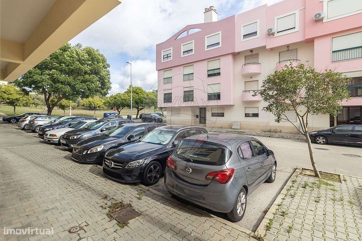 Apartamento T2 com Arrecadação em Paio Pires-37