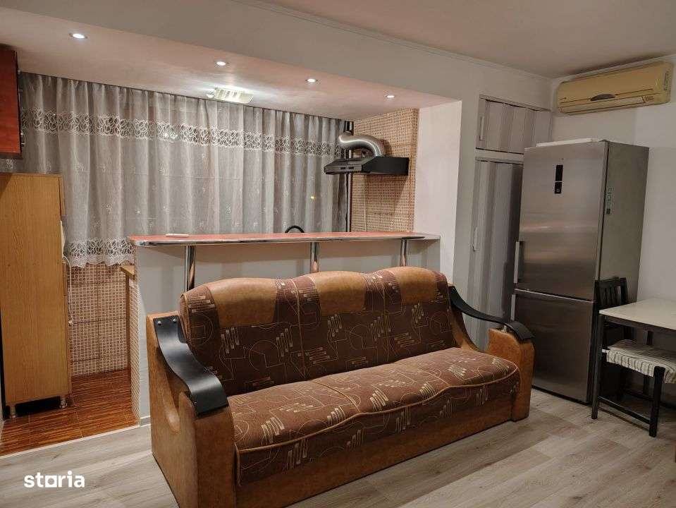 Eroii Revolutiei, doua minute metrou - Imagine principală: 5/15