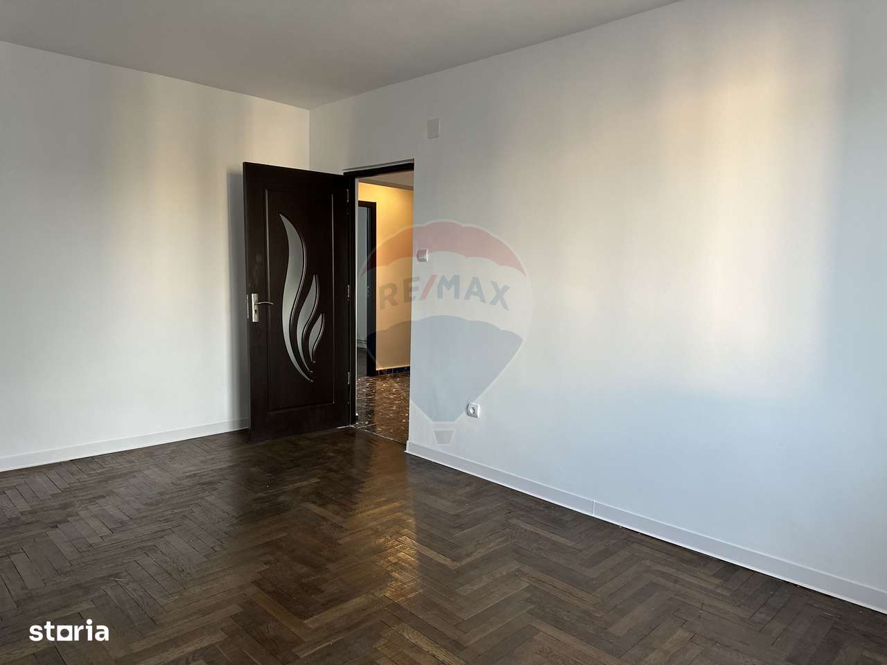 Apartament cu 4 camere de vânzare Roman central - Imagine principală: 1/9