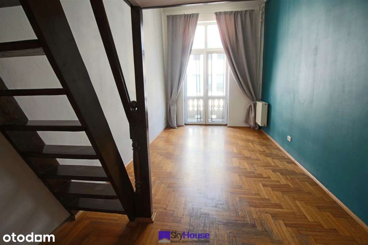 Kawalerka z antresolą i balkonem przy Rynku-4