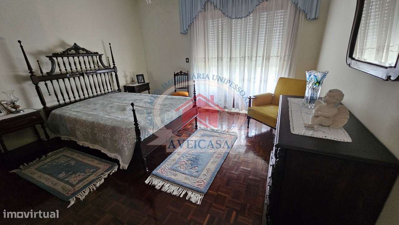 Moradia isolada T5 em bom estado com quintal e garagens-15