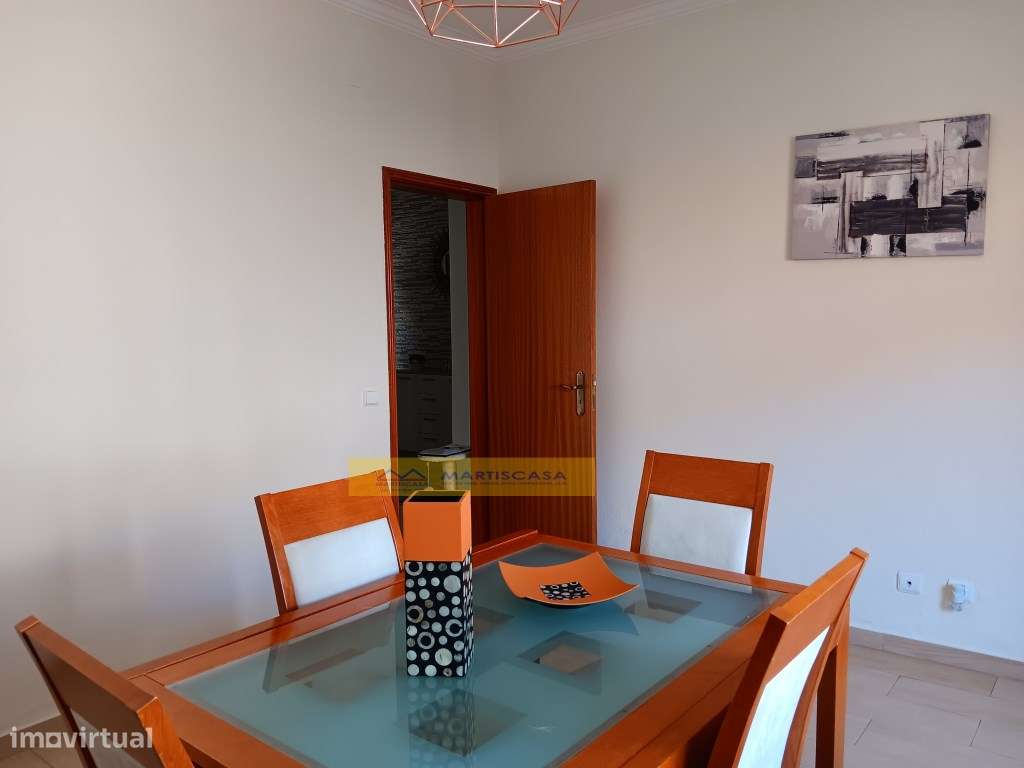 Moradia T4 totalmente remodelada, garagem, sotão e espaço exterior,...-12