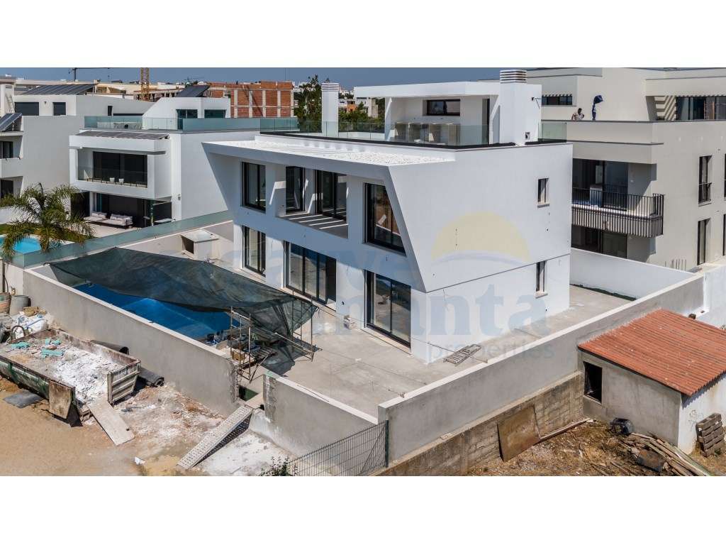 Moradia T4 de Arquitetura Contemporânea com Piscina, Rooftop e Vist...-3