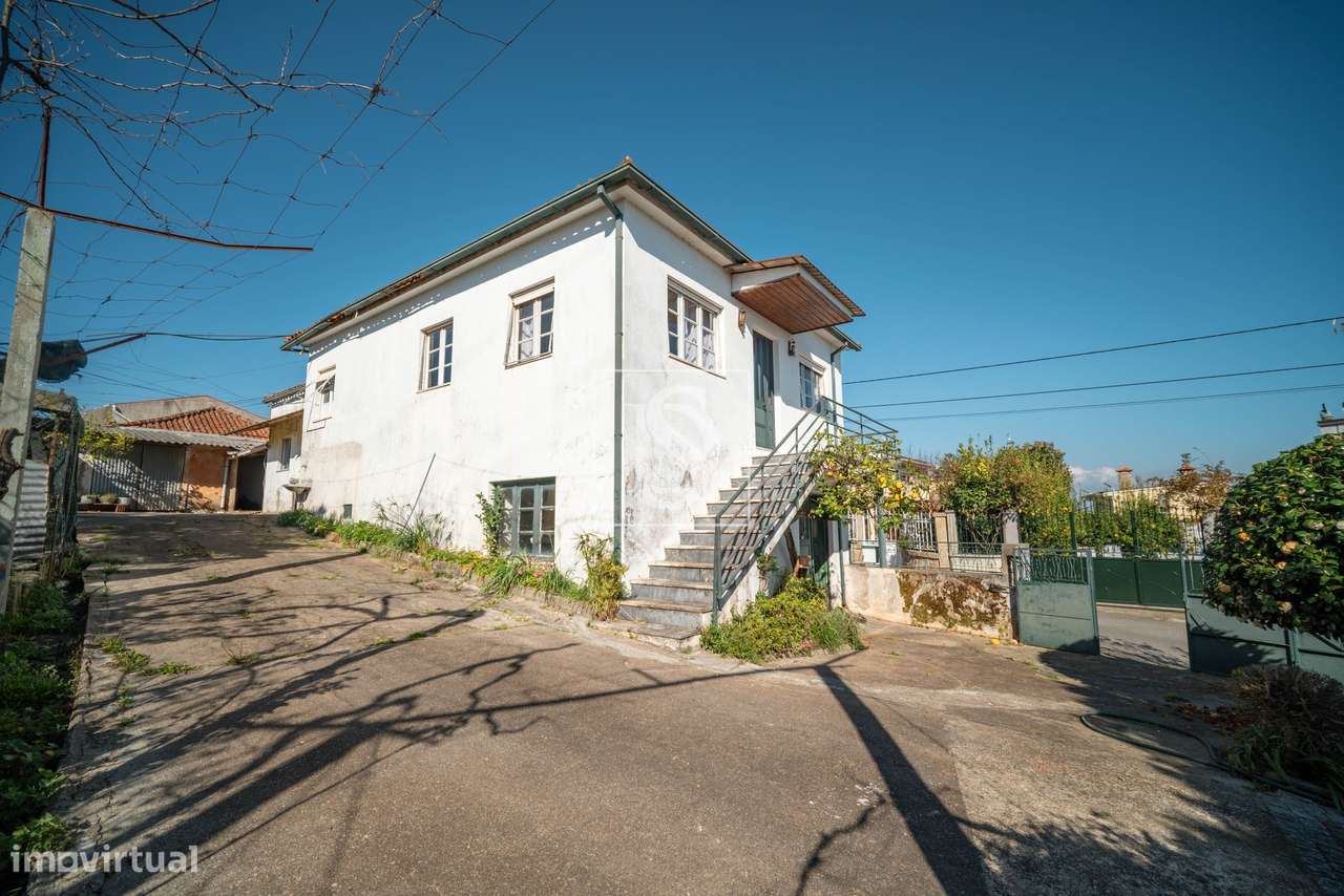 Moradia inserida numa área total de terreno de 2.643 m², em Galegos Sa - Grande imagem: 2/37