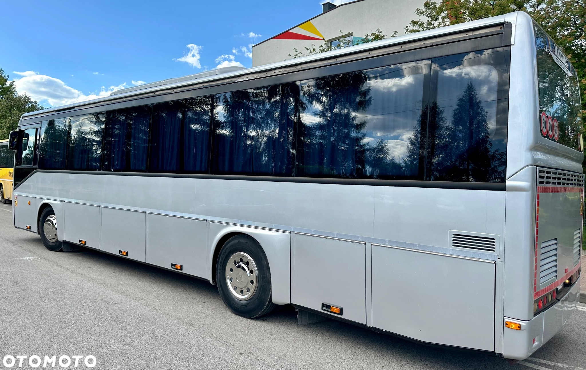 Irisbus ARES SFR 117 SILNIK IVECO 360KM MANUAL RETARDER KLIMA WEBASTO STARE TACHO 53-SIEDZENIA REGULOWANE Z PASAMI NAWIEWY PUNKTOWE 2xTV DVD LODÓWKA OPONY:90% MINI BAR PODWÓJNE SZYBY-PRZYCIEMNIONE ZAWIESZENIE PNEUMATYCZNE NA PODUSZKACH EURO 3 2006r ŁADNY - 17