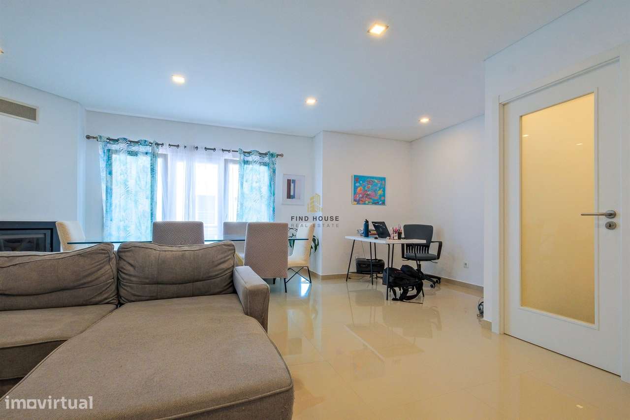 Moradia T3 com piscina, jardim e garagem box, na Caparica-16