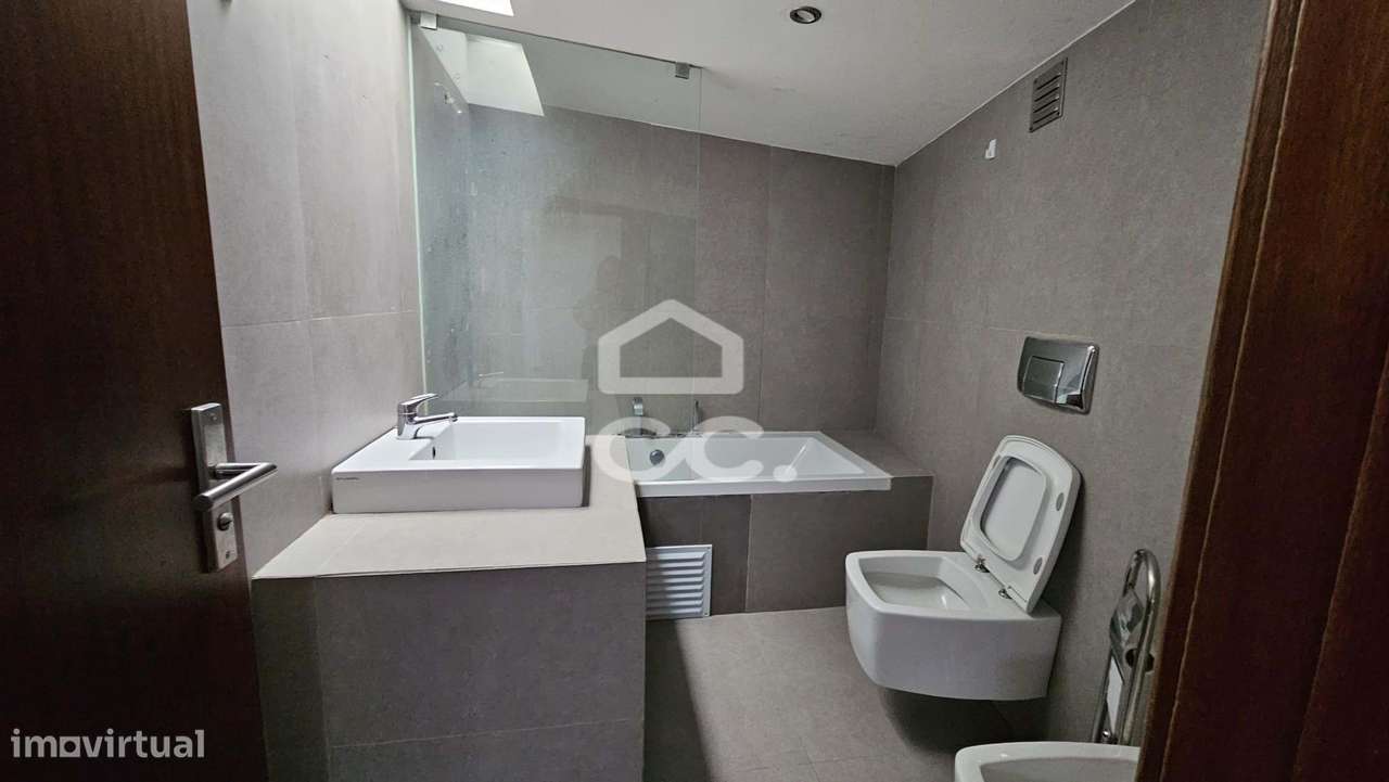 Andar de moradia V3 com terraço, localizada perto da biblioteca-26