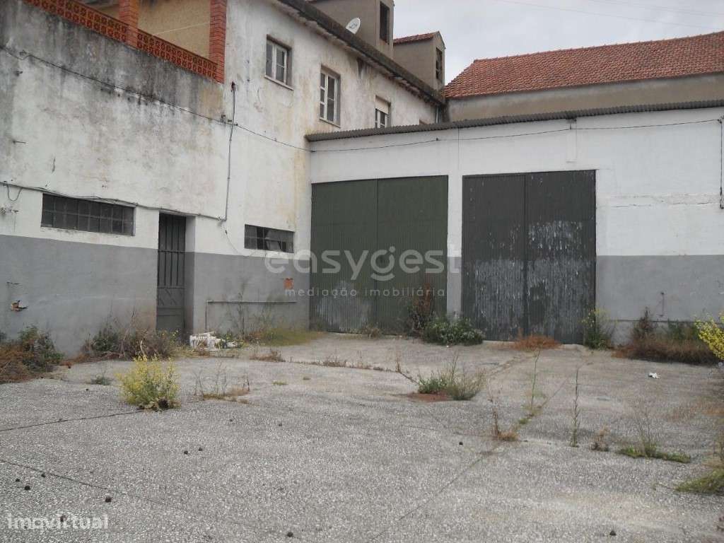 Moradia T3 com terraço, Loja, Cave, Armazéns, Logradouro em Alcanena. - Grande imagem: 4/22