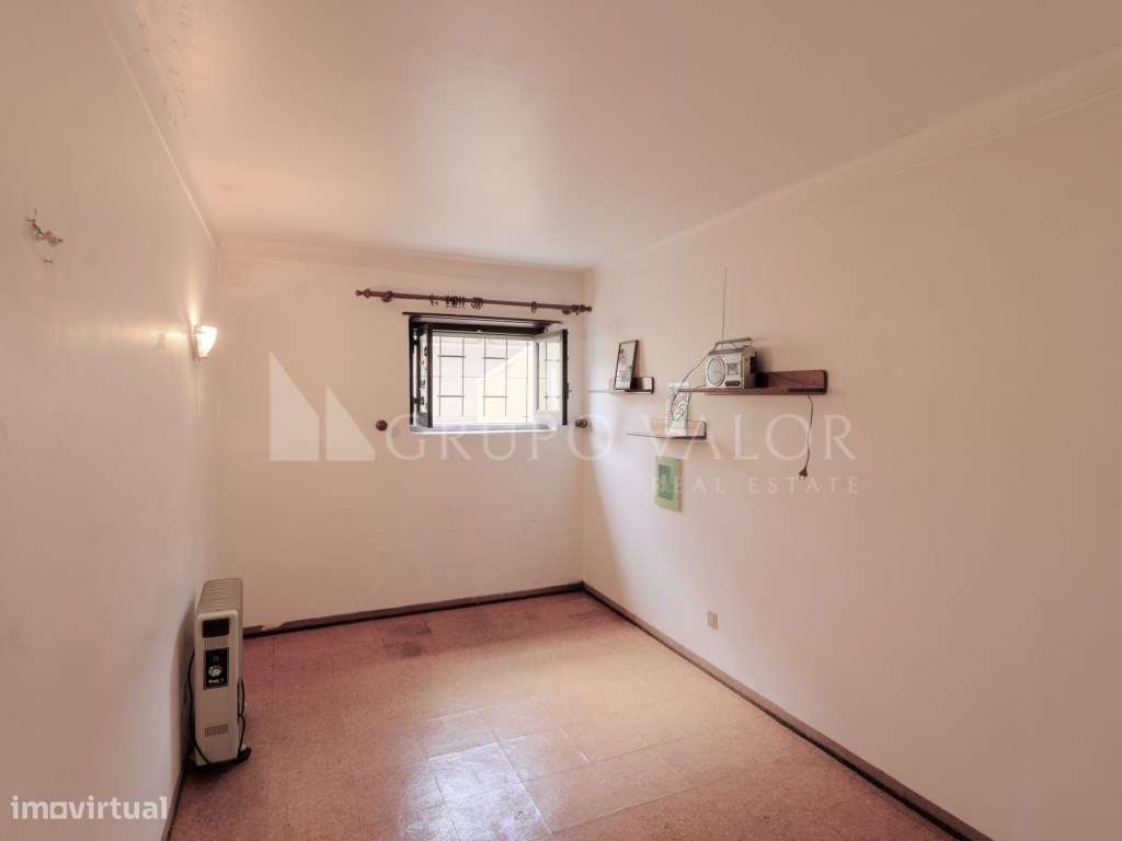 Moradia Isolada T4+2 com Garagem em Mem Martins-45