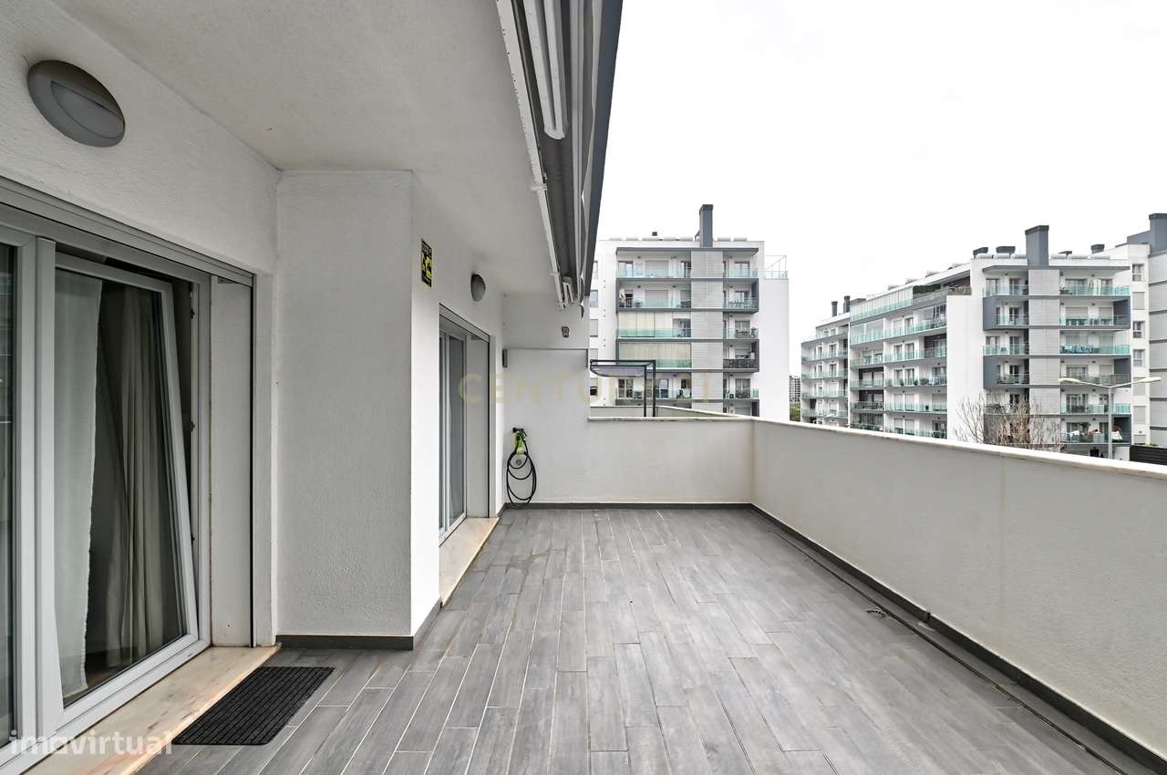 Elegante T2 com 2 Amplos Terraços e parqueamento  para Carro Elétrico-11