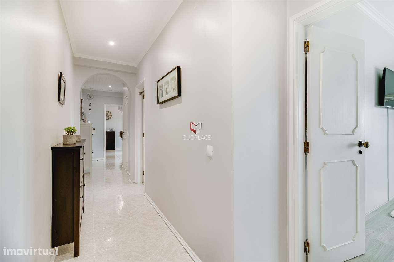 T2 com Vista Deslumbrante no Coração de Setúbal – 7º Andar com Elevado-11