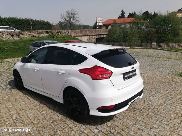 Ford Focus 2.0 EcoBoost ST c/ Pack Pele Desportiva - 12