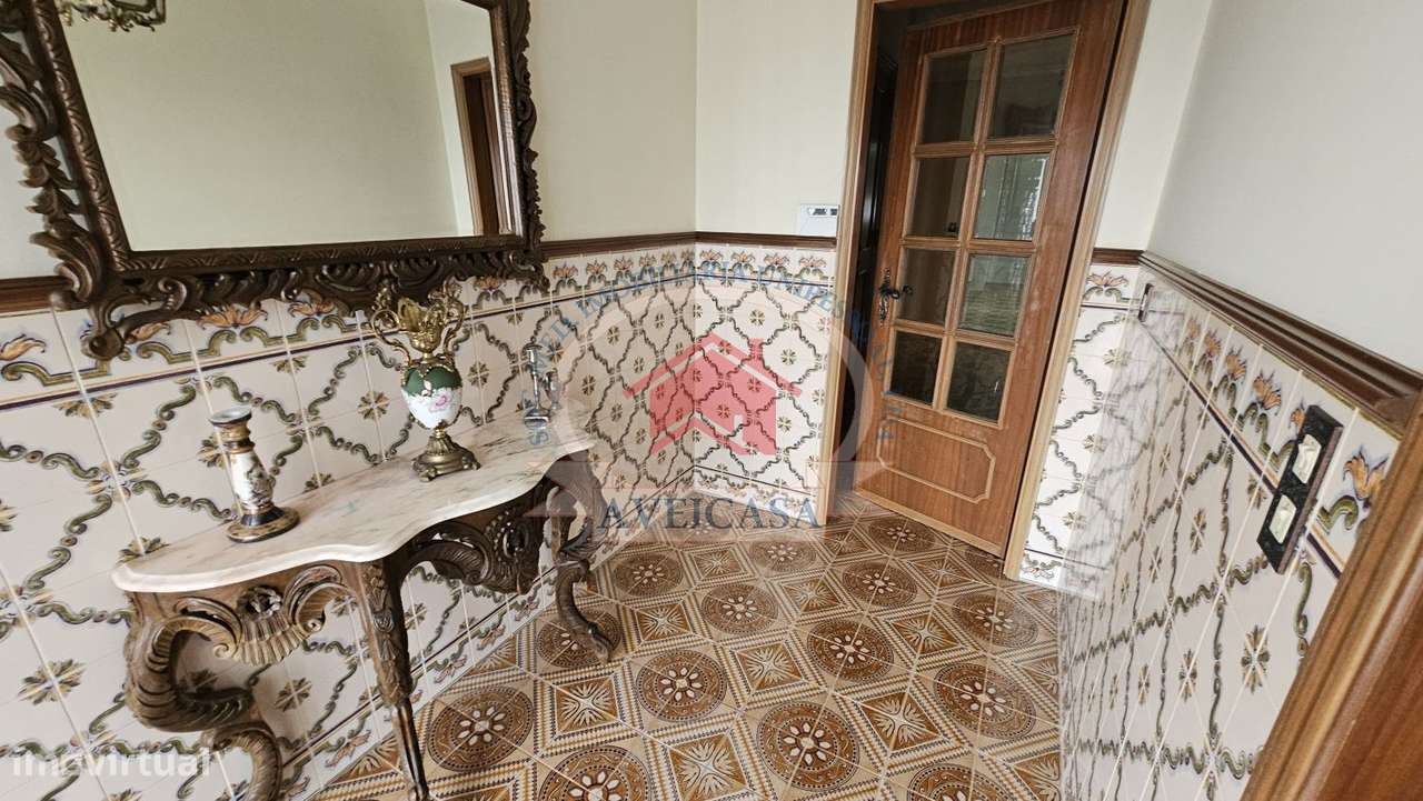 Moradia isolada T5 em bom estado com quintal e garagens-13