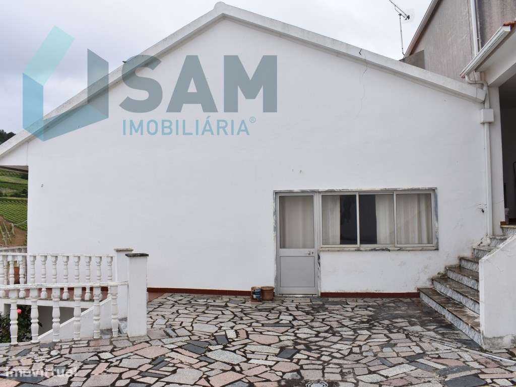 Moradia T4, localizada em Maxial-5