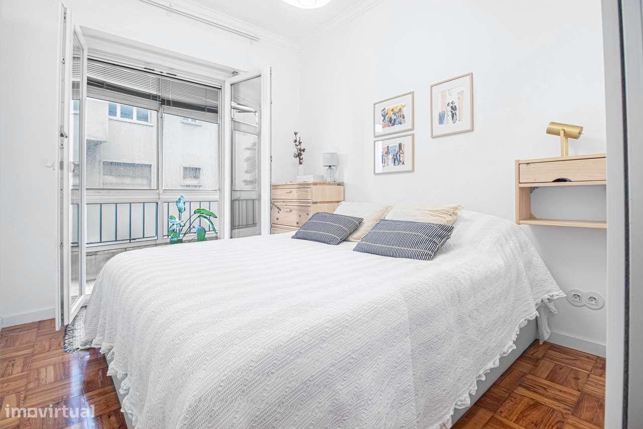 T2 remodelado com espaço exterior em Campolide - Grande imagem: 2/8