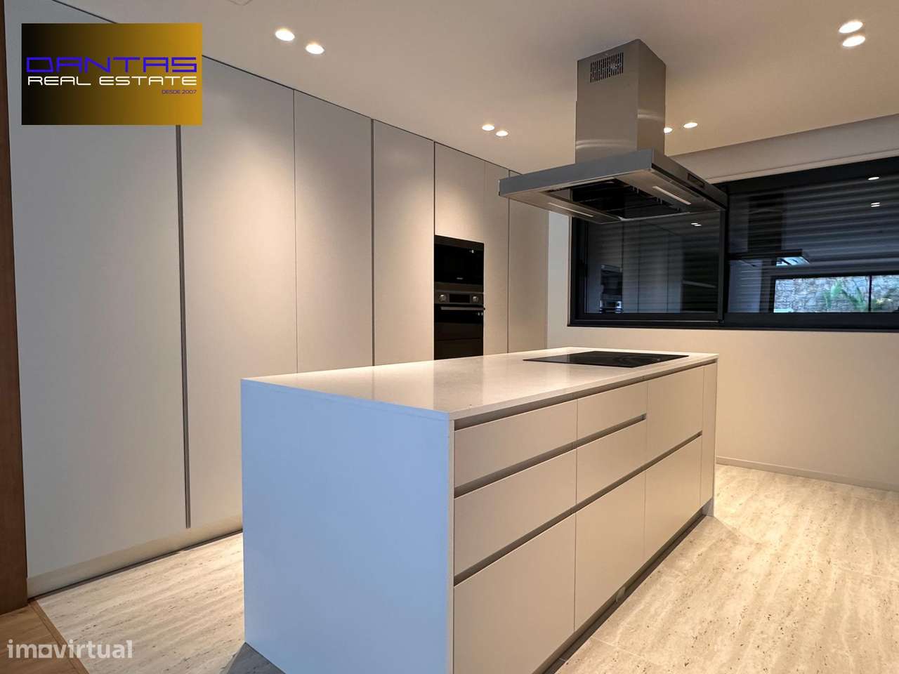 Gaveto T4 já com a estrutura concluída, lote 400m2-38