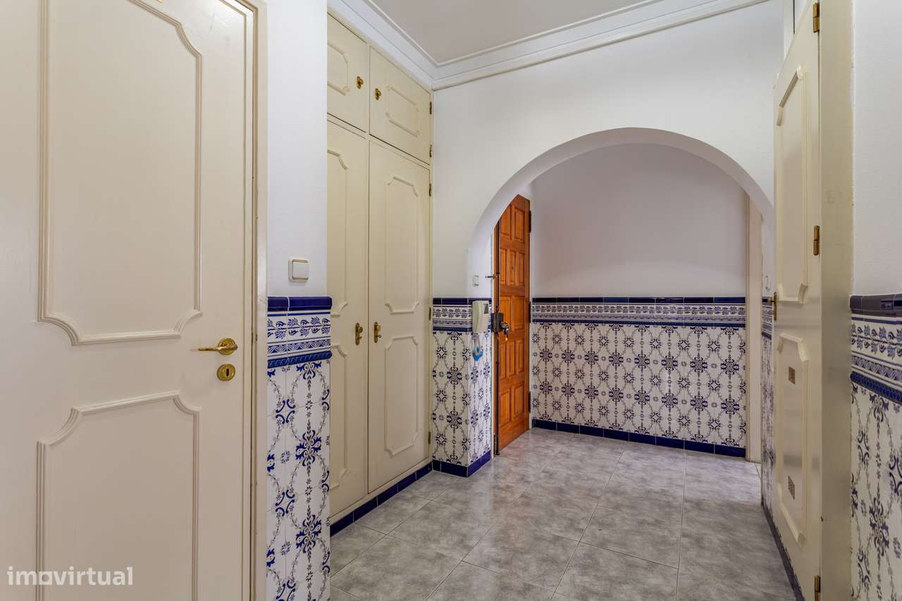 Apartamento T2 em Benfica, com 2 WC's, Varandas e Garagem - Grande imagem: 5/28