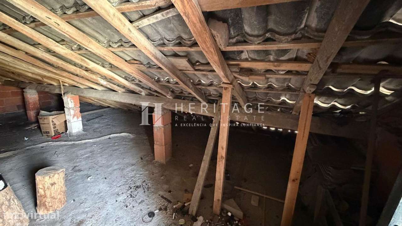 Moradia T2 a necessitar de obras e em fase de legalização-23