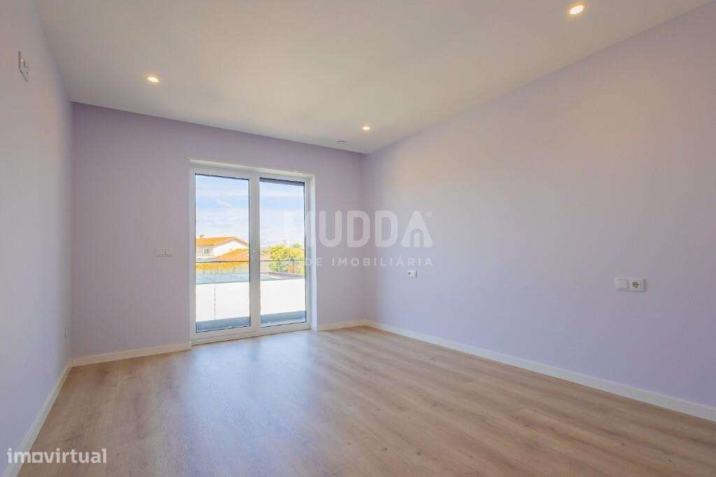Moradia T4 com Design Contemporâneo e Acabamentos Premium-15