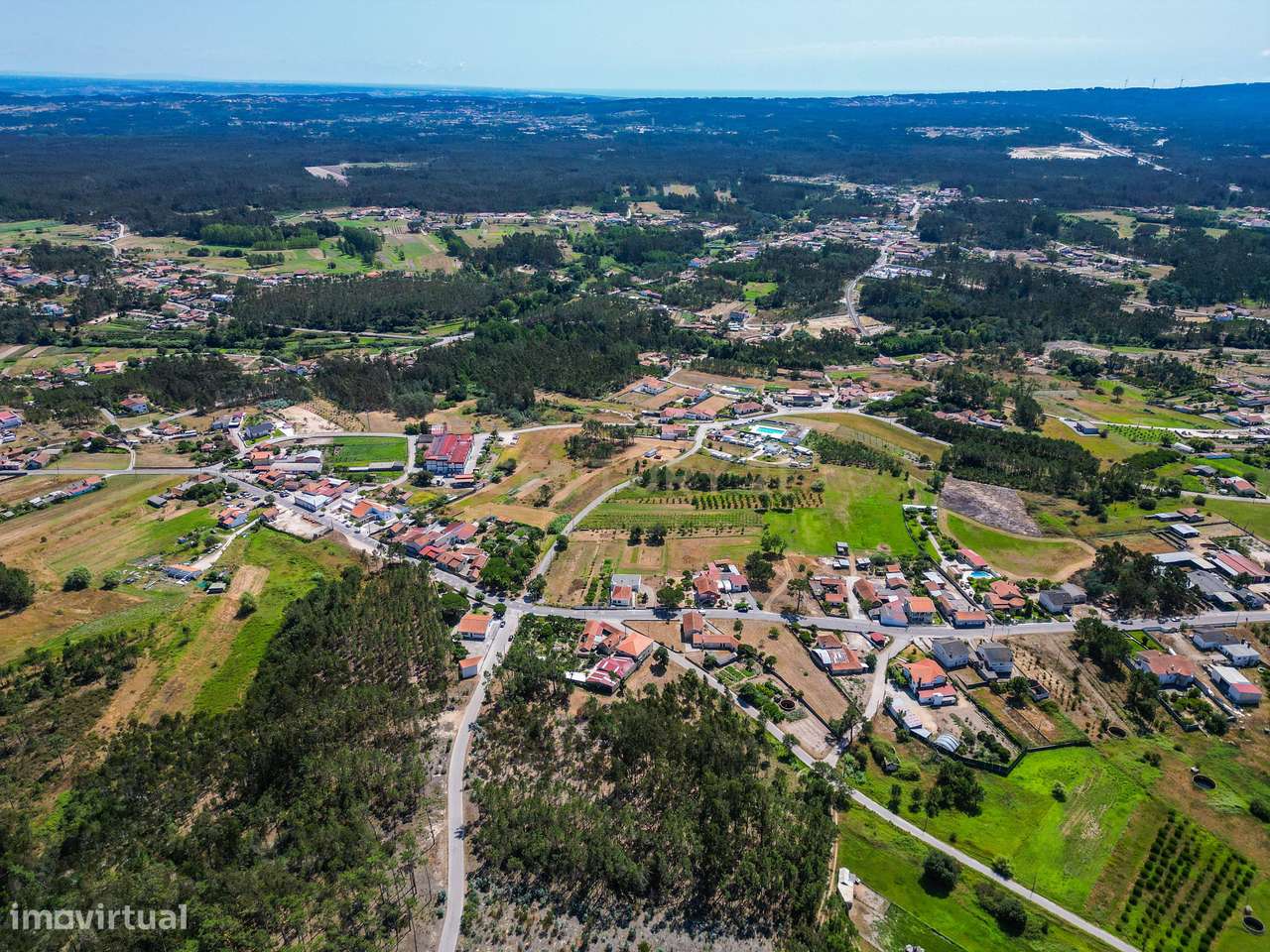 Terreno com cerca de 2.400 m² e viabilidade de construção em Moinhos d-8