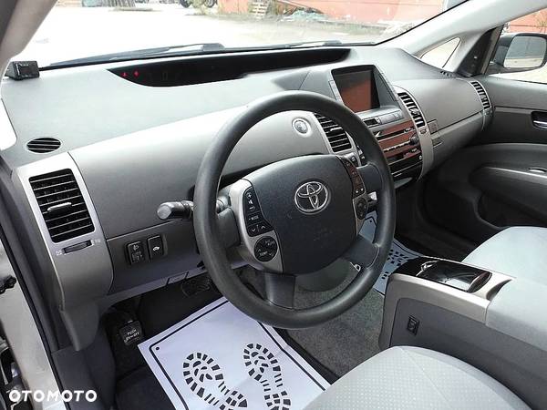 Toyota Prius (Hybrid) - 10