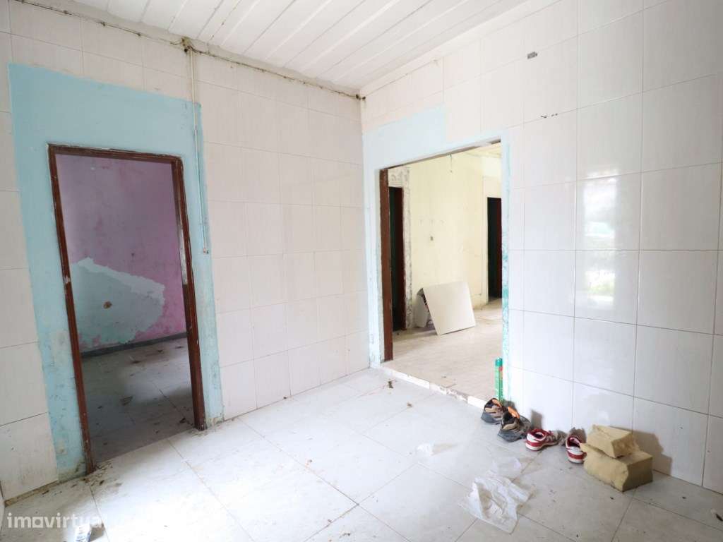 Duas moradias geminadas à venda na rua Miguel Bombarda, Barreiro-11