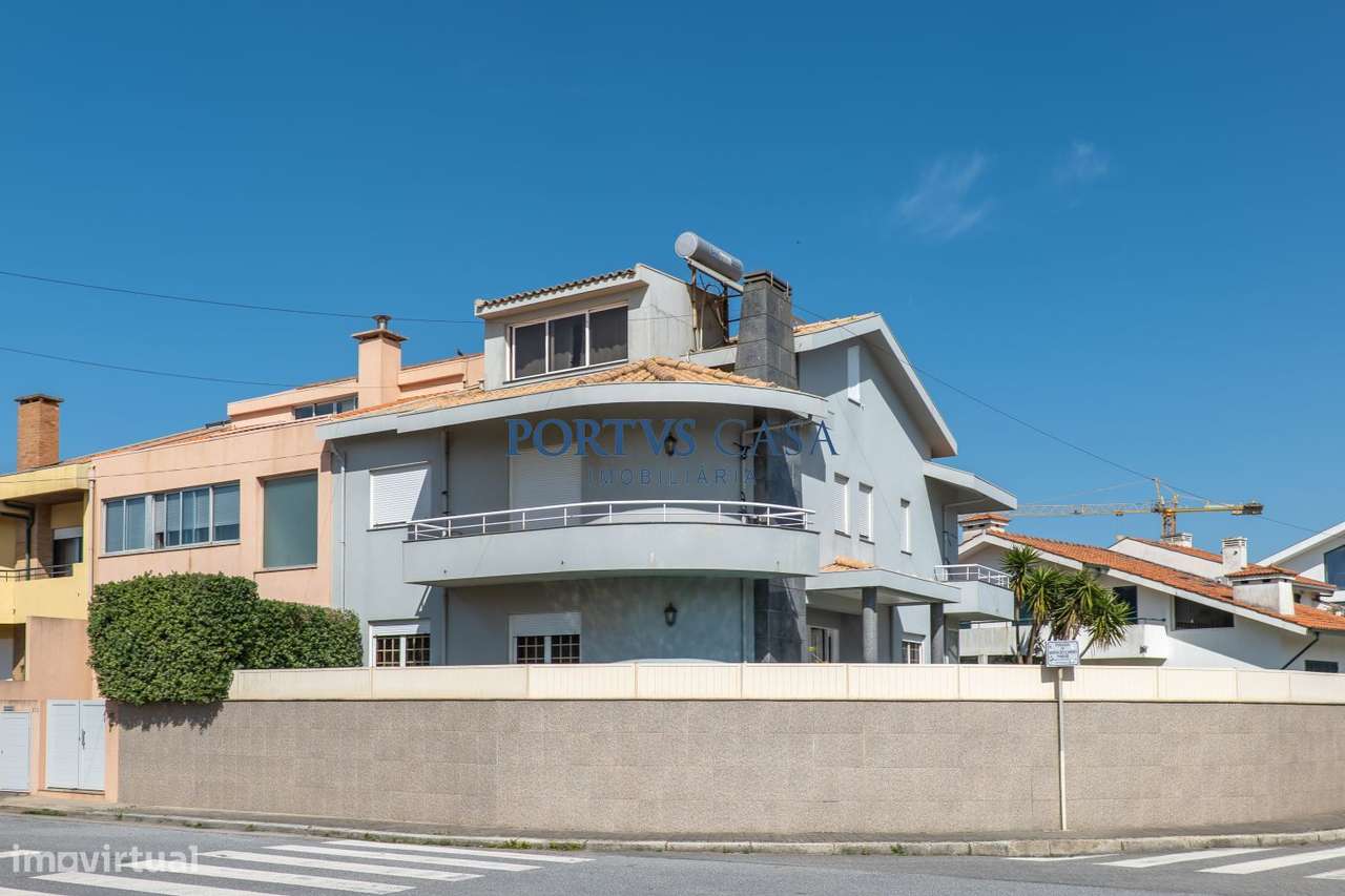 Moradia T4 com piscina em Lavra-47
