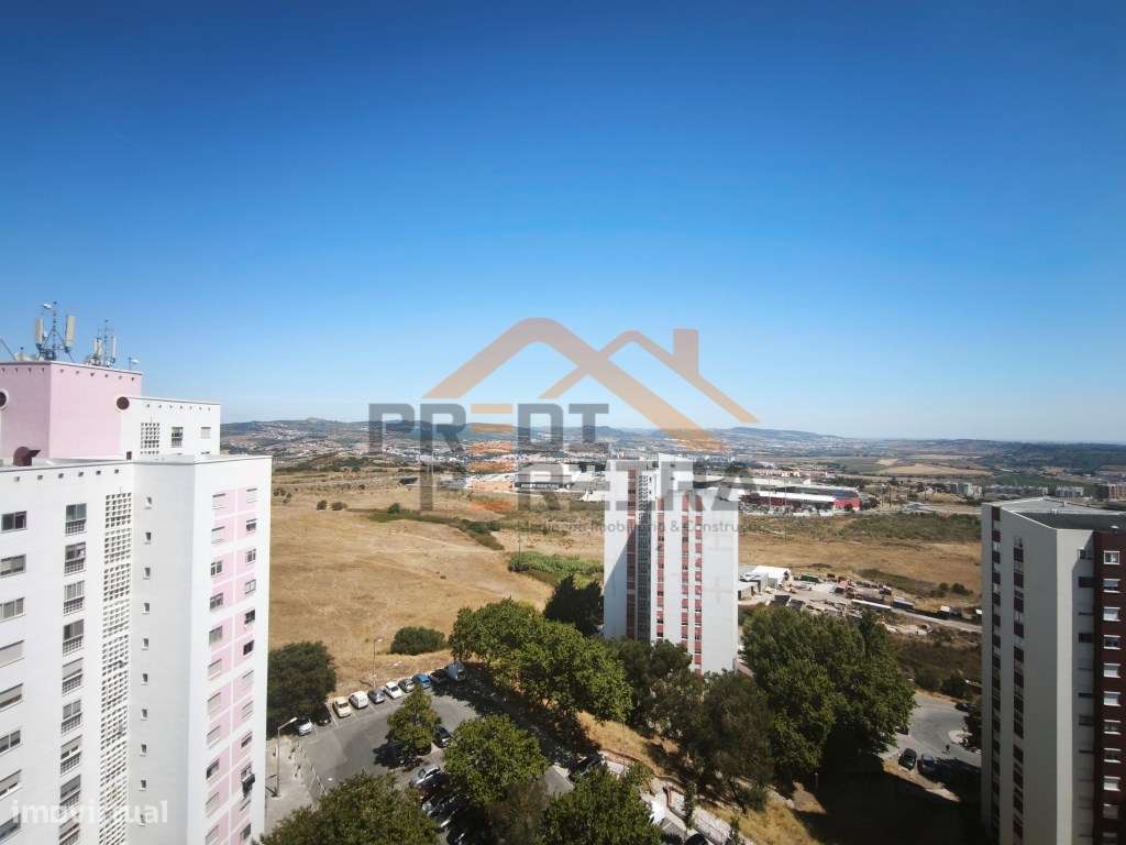 Situado em Santo António dos Cavaleiros, Torres da Bela Vista, T3 t...-18
