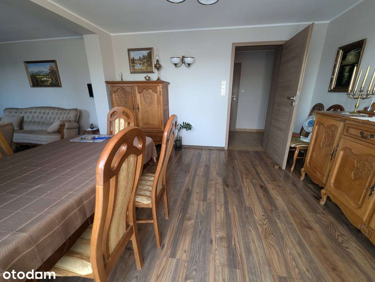 Nowoczesny dom z basenem i garażem w spokojnej okolicy-12