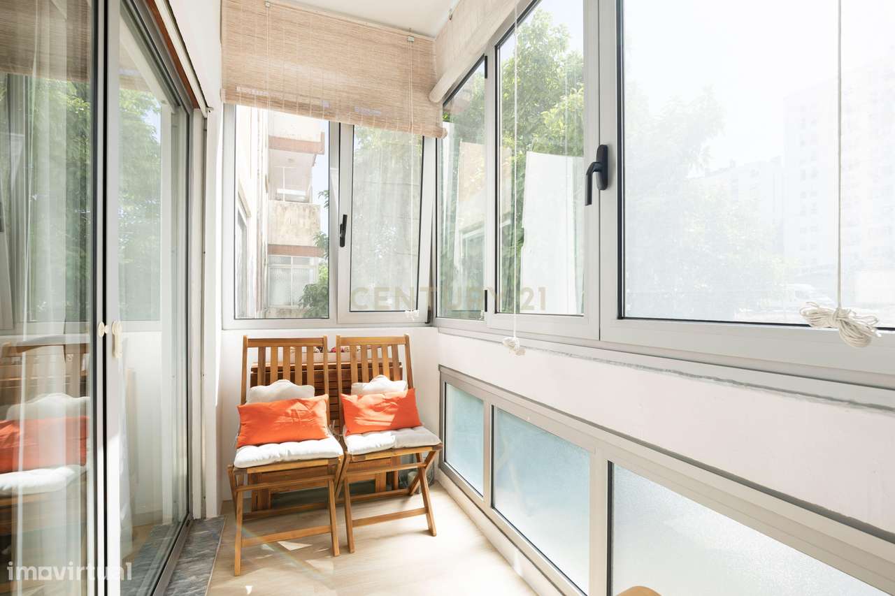 T2 totalmente remodelado em Queluz | Pronto a habitar | Elevador e var-11