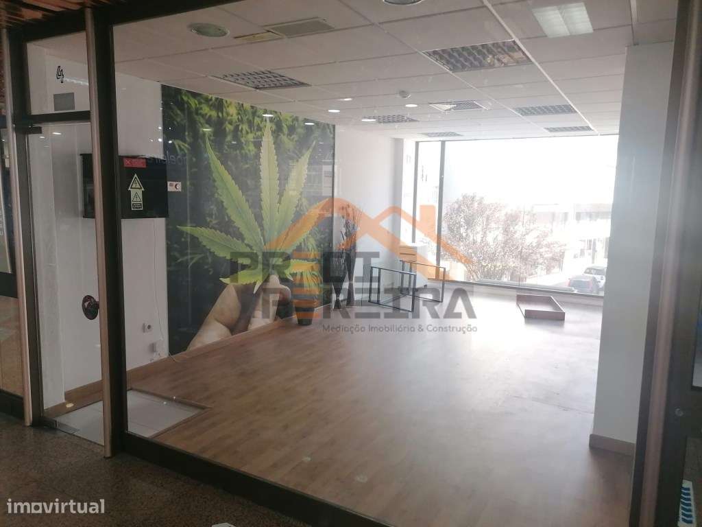 Loja localizada no Centro Comercial Oceano. - Grande imagem: 5/13