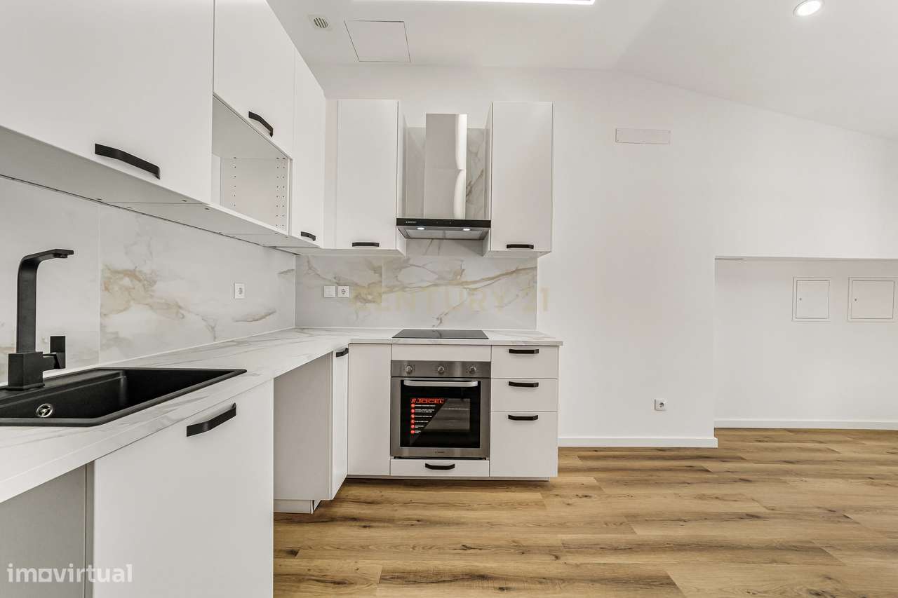 Prédio Totalmente Renovado com 2 apartamentos T1 e espaço exterior no-26