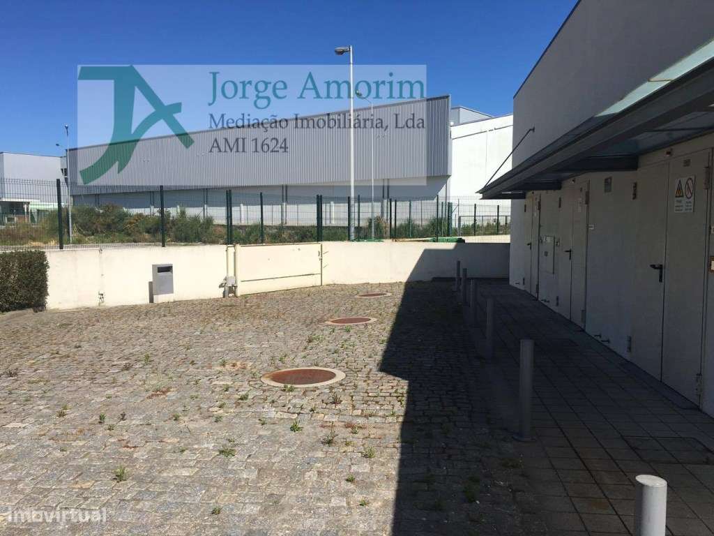 Armazém 990 m2 junto aeroporto do Porto. Area total 1300 m2. Metro ... - Grande imagem: 2/6