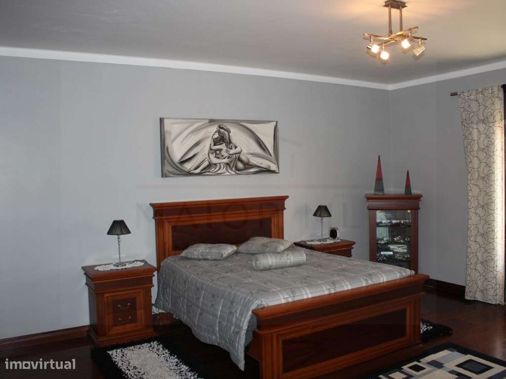 Luxuosa moradia T5 + 1 em Rio Maior-23