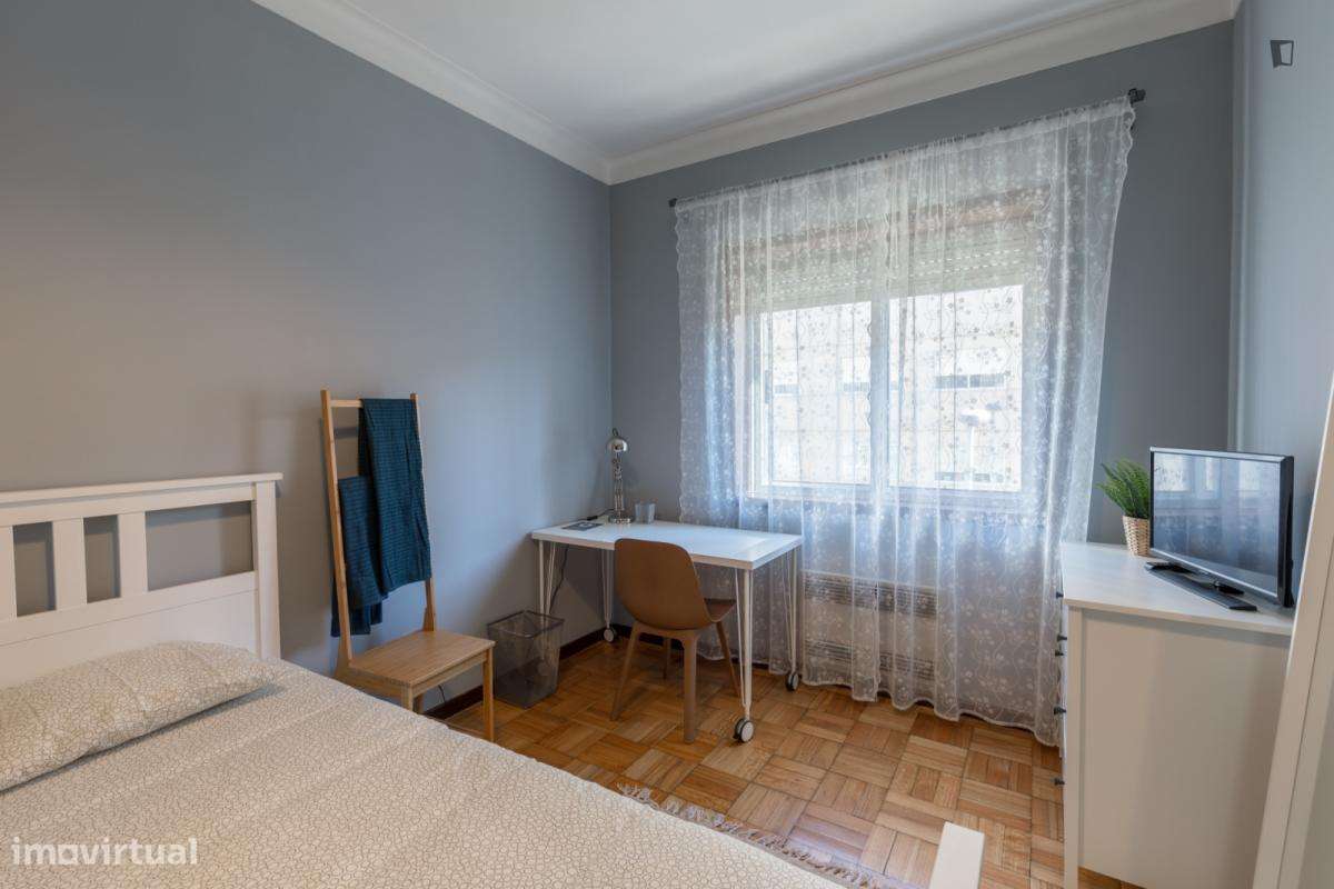 Quarto - localizado em Paranhos Porto - Grande imagem: 2/13