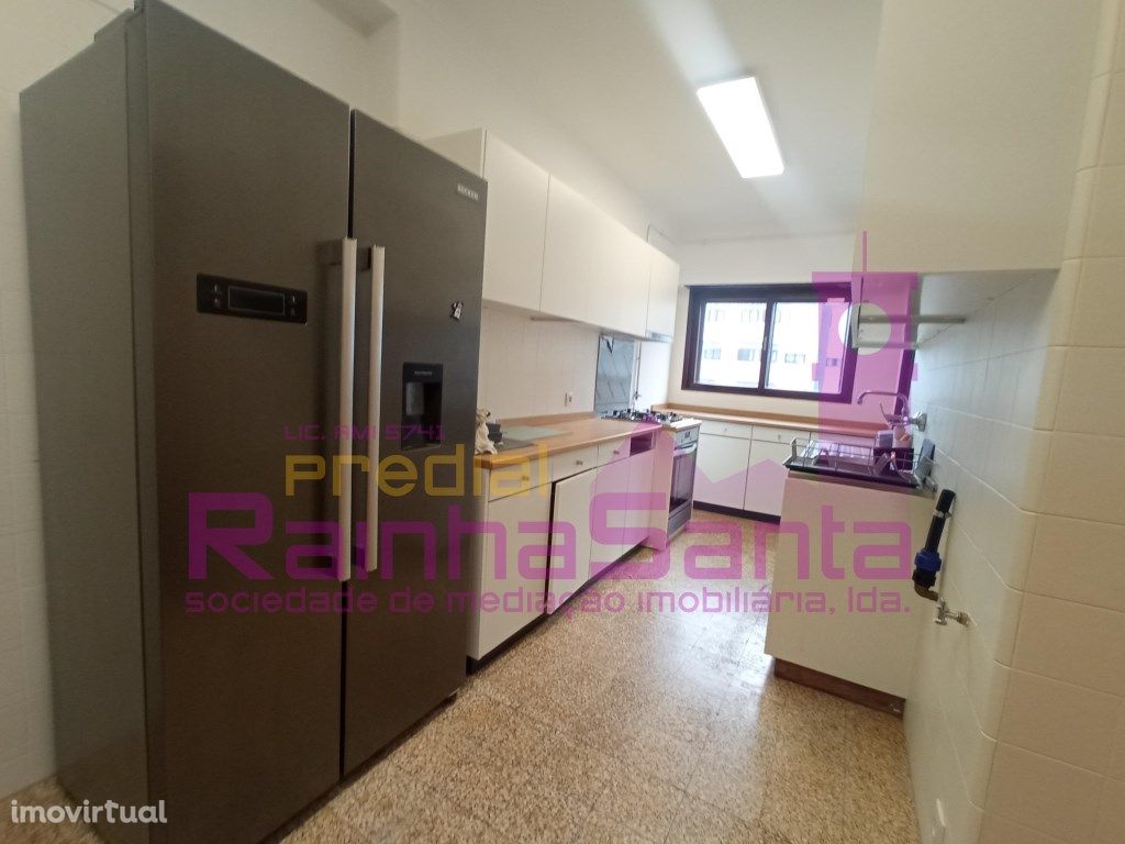 Apartamento T4+1 c/garagem na Solum junto ao Estádio.