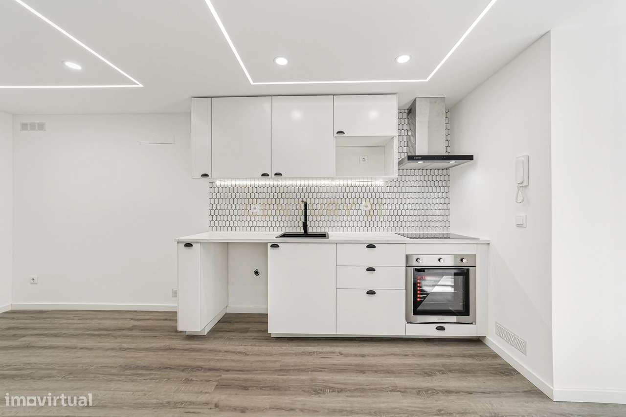 Prédio Totalmente Renovado com 2 apartamentos T1 e espaço exterior no-9