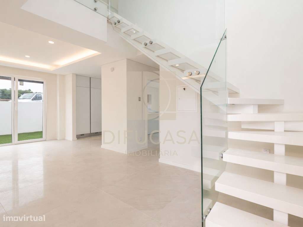 Moradia Isolada T4 c/ Piscina e Garagem-9