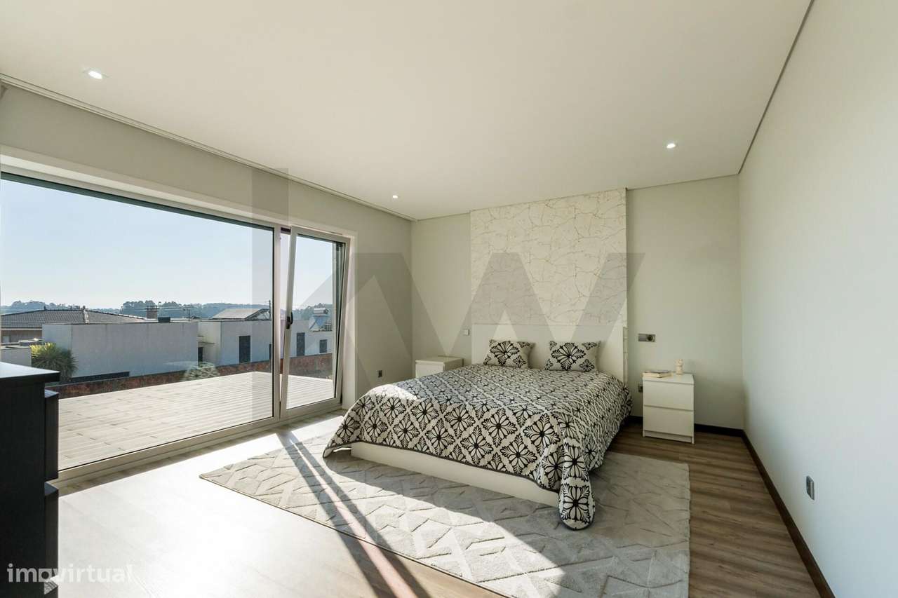 Espaço, Luz e Privacidade | Moradia T3 com 903 m2 de Terreno e Suite e-20
