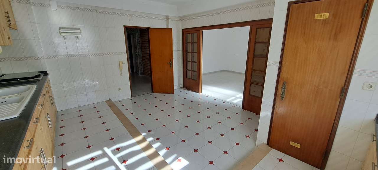 Apartamento T3 com 106m² e Arrecadação no Montijo-2
