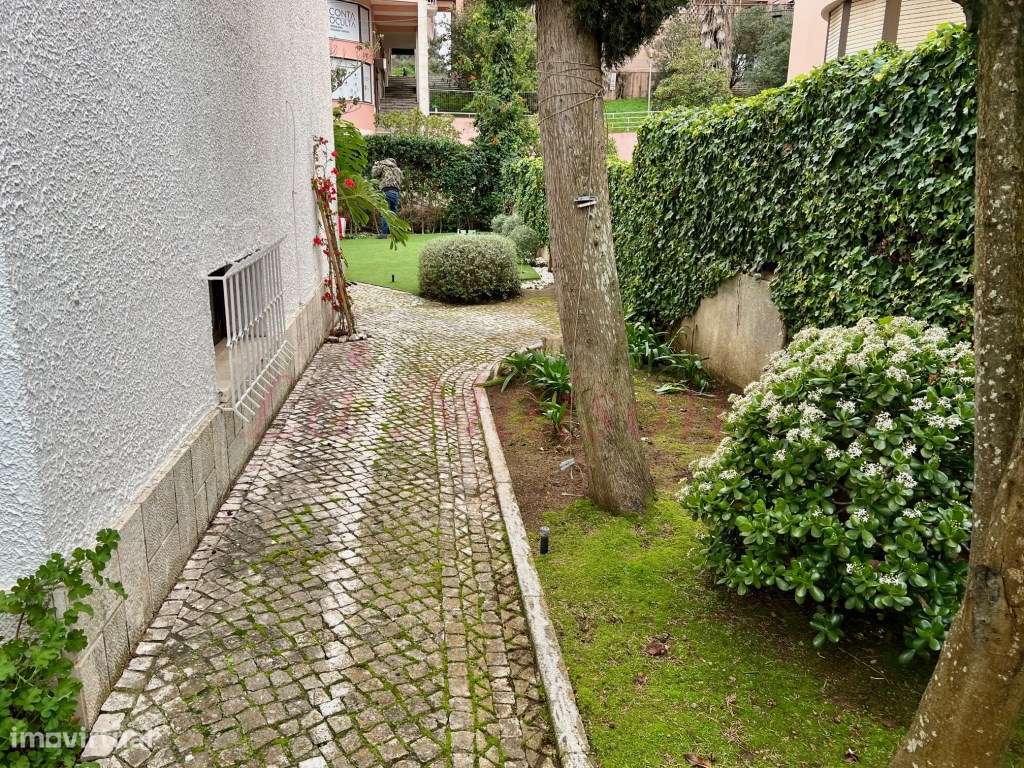 Moradia V4 Duplex no Centro de Loures-51