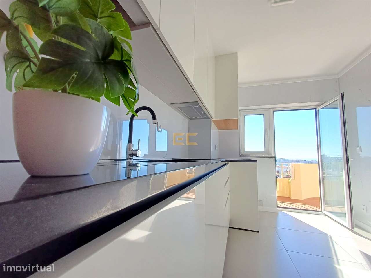 Apartamento T2 de Prestígio com Vista Mar!-4