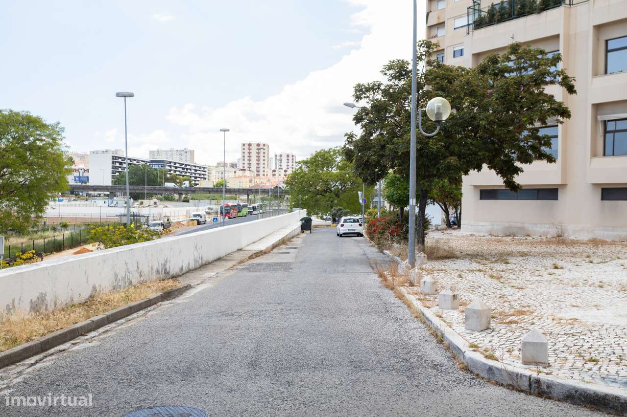 Excelente imóvel T2 com Garagem Box, condomínio Fechado com Court de T-34