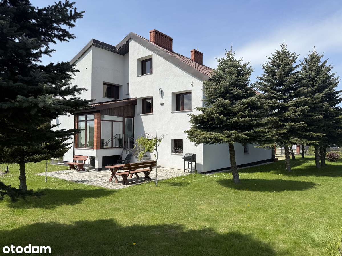 Dom wolnostojący z piękna działką we wsi Jabłów-1