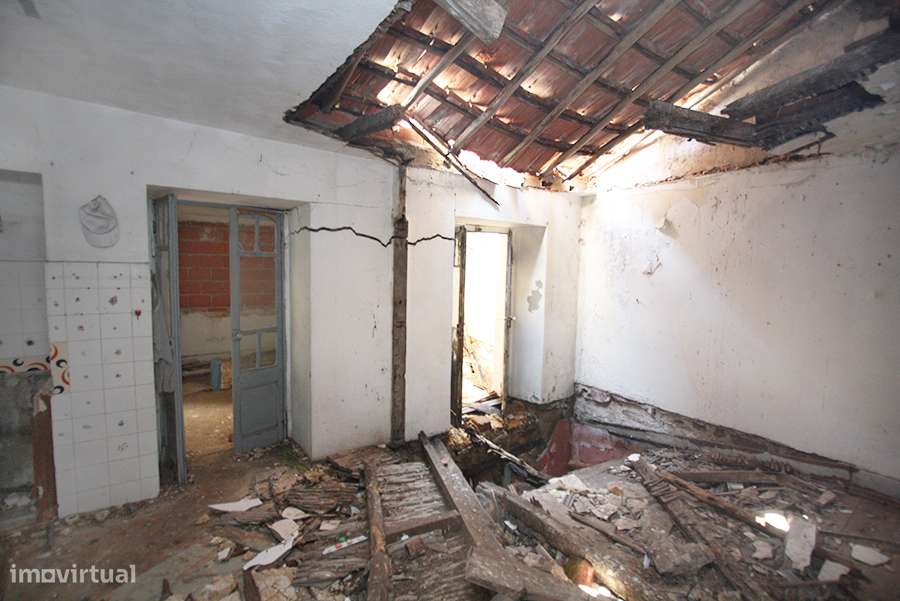 Prédio para recuperar, 3 pisos, cave e pequeno logradouro, C da Rainha-13